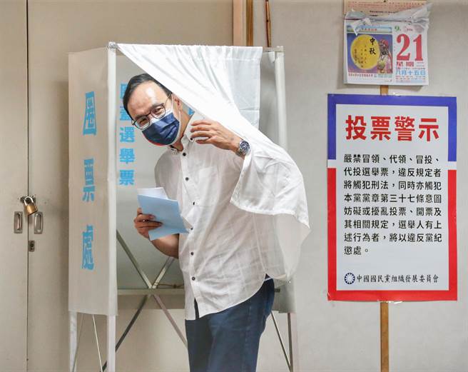 國民黨主席候選人朱立倫今（25日）上午10時許前往新北市三重區義天宮投票所投票。（羅永銘攝）