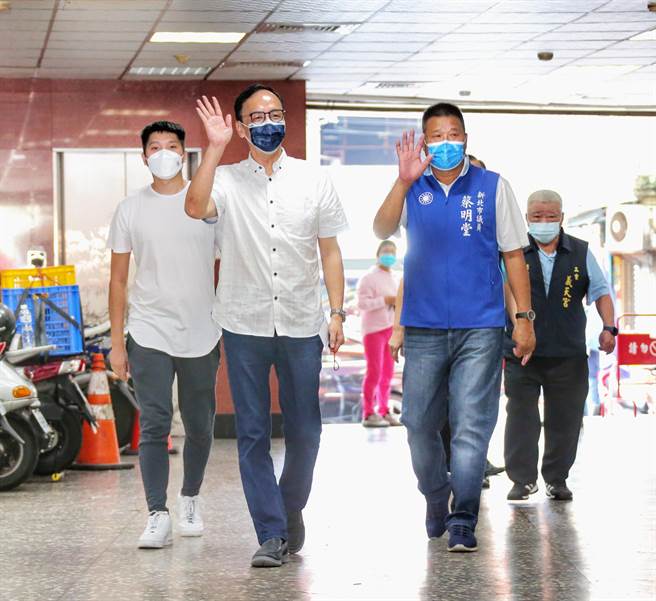 國民黨主席選舉25日進行投票，黨主席候選人朱立倫前往投票所投票。（羅永銘攝）