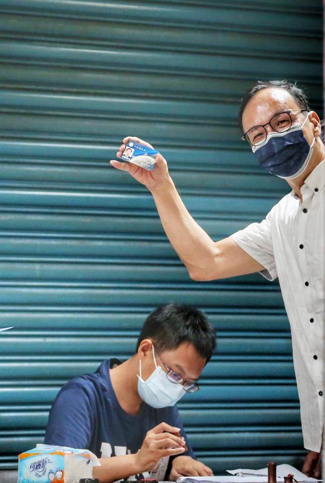 國民黨主席選舉25日進行投票，黨主席候選人朱立倫前往投票所投票，現場秀出中國國民黨黨證。（羅永銘攝）