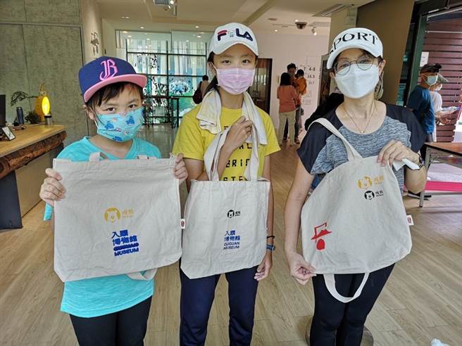 参山处与谷关饭店餐厅业者举办「谷关泡好汤 入关博物馆绢印DIY活动」，消费满额可免费体验手作绢印限量文青包。（参山处提供／陈淑娥台中传真）