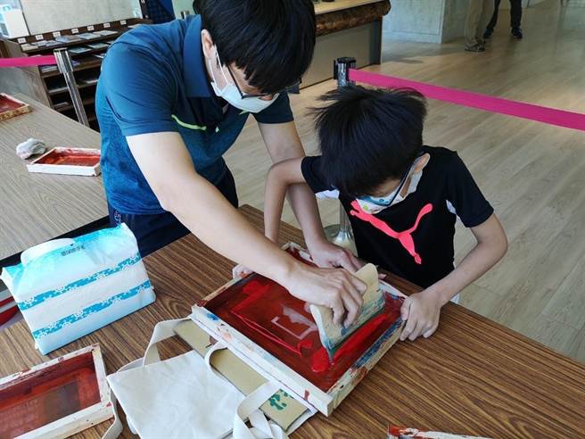 参山处与谷关饭店餐厅业者举办「谷关泡好汤 入关博物馆绢印DIY活动」，消费满额可免费体验手作绢印限量文青包。（参山处提供／陈淑娥台中传真）