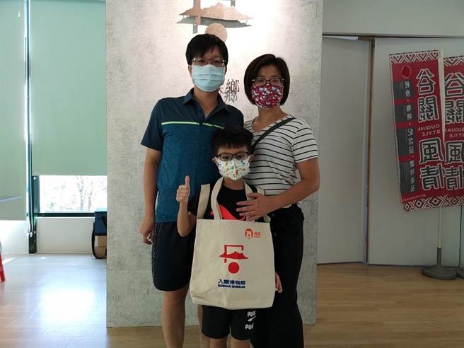 参山处与谷关饭店餐厅业者举办「谷关泡好汤 入关博物馆绢印DIY活动」，消费满额可免费体验手作绢印限量文青包。（参山处提供／陈淑娥台中传真）