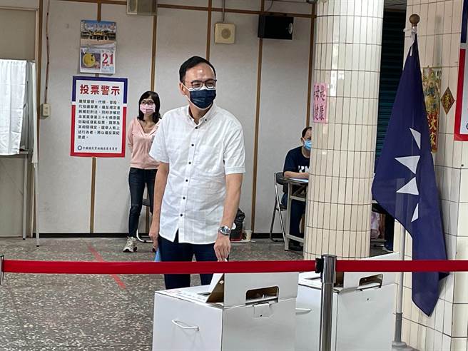 國民黨主席候選人朱立倫今（25日）上午10時許前往新北市三重區義天宮投票所投票。（葉書宏攝）