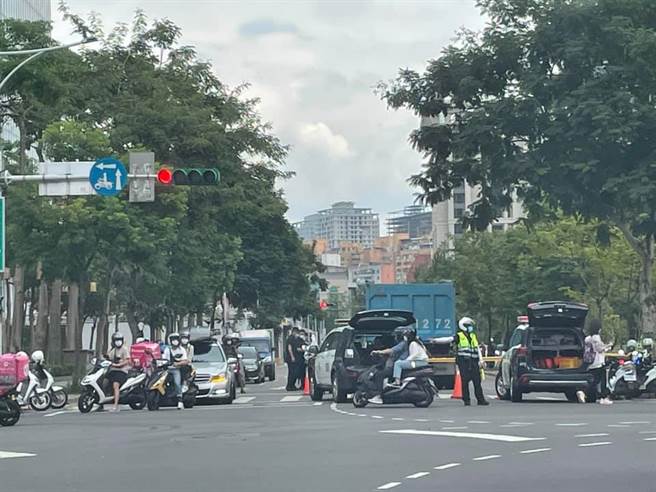 台北市信義區松仁路與松高路的路口附近，今（25日）上早上發生1起死亡車禍，1輛砂石聯結車與1輛機車疑似在過彎時發生碰撞，機車騎士當場摔倒並遭輾壓進車底、當場死亡。（翻攝自臉書「信義區三兩事」）