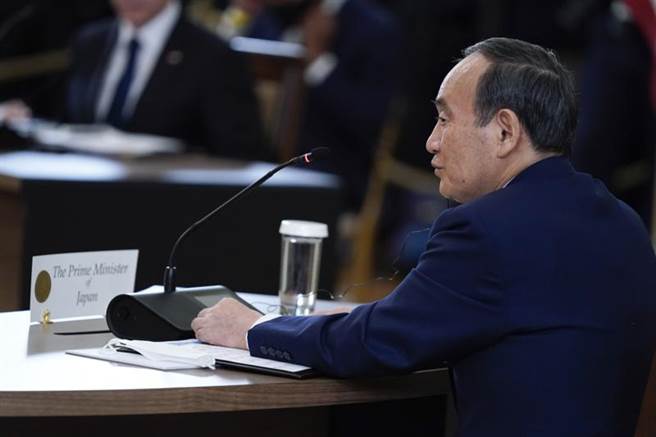 即將卸任的日本首相菅義偉今天上午（美東時間24日下午）與美國總統拜登會談約10分鐘，表達未來日美同盟重要性不變的看法；拜登則說，希望菅義偉卸任後也能繼續提供建言。(圖/美聯社)