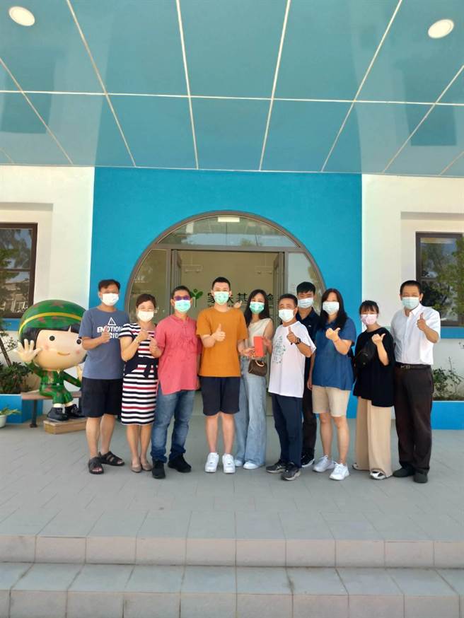 烈嶼鄉青年洪道涵（左四）與新婚妻子羅珮慈（左五）捐款10萬元給金門家扶中心，並擔任扶助兒童的永久之友。（金門家扶中心提供）