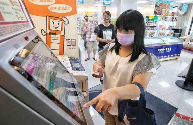 纸本五倍券于今(25)日上午9时开始接受预约，超商出现人潮在事务机进行预约。（赵双杰摄）
