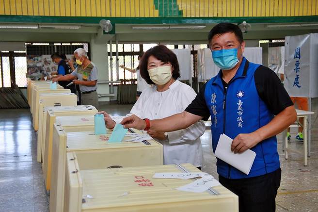 嘉义市长黄敏惠（左）与市议员陈家平（右）在垂杨国小投票所完成投票。（张亦惠摄）