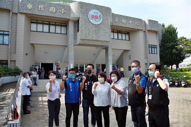 嘉义市长黄敏惠今天前往垂杨国小投票所投票时与党籍议员合照。（张亦惠摄）