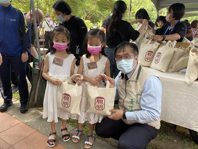 黃偉哲今天上午出席孔廟文化節「硃砂啟智」儀式，針對北桃喊降級，他說，不妨先從南部降級，但全台統一也可以。(曹婷婷攝)