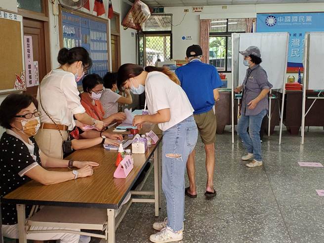 國民黨主席選舉今（25）日舉行，雲林縣天氣晴朗，上午的投票率約3成至4成，部分投開票所也有年輕人踴躍投票。（周麗蘭攝）