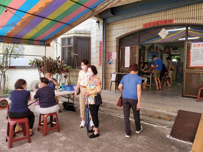 雲林縣天氣晴朗，資深黨員出門投票踴躍。（周麗蘭攝）