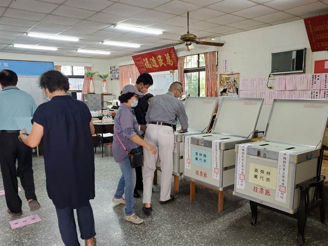 雲林縣許多投開票所上午出現排隊投票情形。（周麗蘭攝）