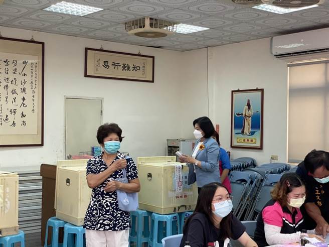 雲林縣長張麗善一早8點半就到虎尾鎮順安宮投票，她表示選後還是要團結。（周麗蘭攝）