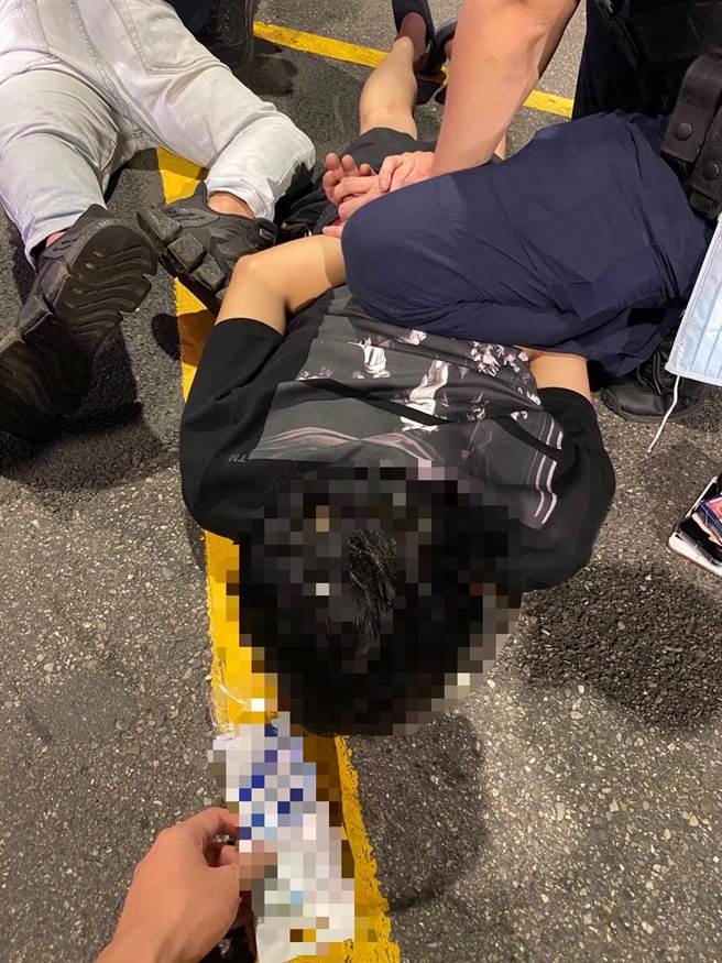 24岁张姓男子涉嫌在脸书中公然贩售大麻菸油，遭警方逮捕。（海山警分局提供）