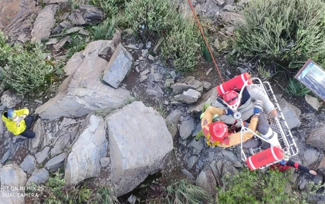 男子登北大武山摔傷腿骨折，空勤吊掛送醫。(戴志揚翻攝)