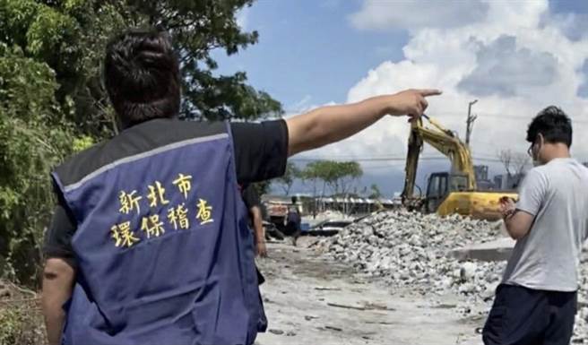 新北市環保局24日接獲民眾檢舉，塭仔圳重劃區有不肖業者拆除廠房後就地掩埋，前往稽查。（新北市環保局提供）