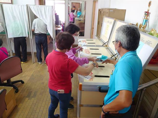 国民党主席选举，南投县有投票资格的国民党员约7800人，县党部在13个乡镇市设投票所，方便党员投票。（卢金足摄）  