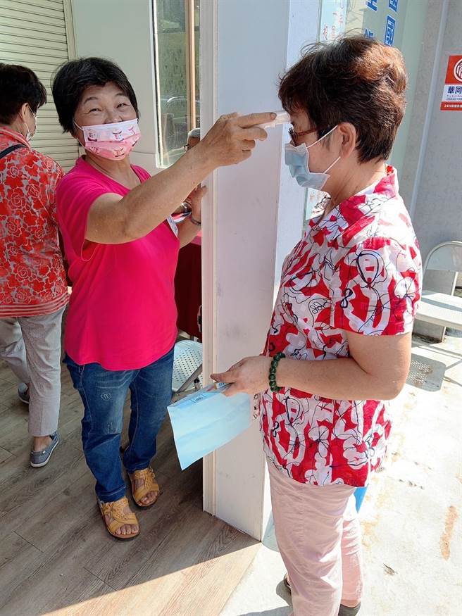 国民党员依序排队投票，全部都经量体温、手部消毒，佩戴口罩，保持社交距离等防疫规定。（卢金足摄） 