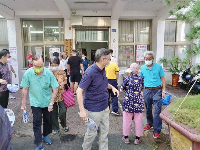 投票踊跃， 国民党南投县党部预估投票率会逾5成以上。（卢金足摄）