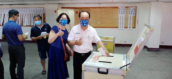 上午8时开始投票后，国民党员纷到投票所投下神圣一票。（卢金足摄）