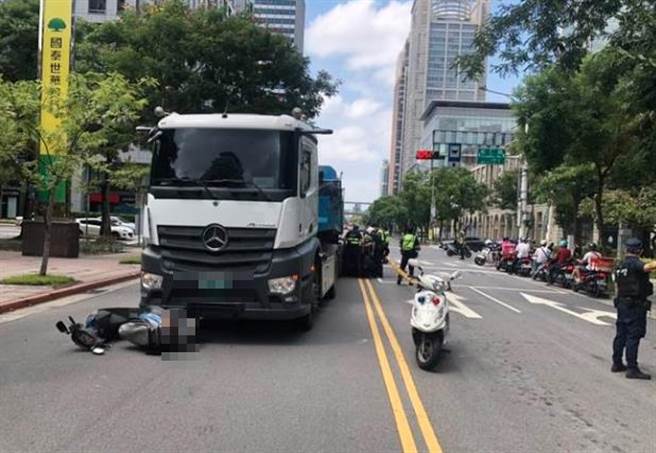 北市松仁路上午發生一起死亡車禍。（翻攝照片／林郁平台北傳真）