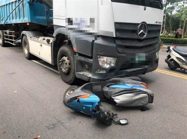 機車與砂石車發生擦撞，女騎士受困車底傷重不治。（翻攝照片／林郁平台北傳真）