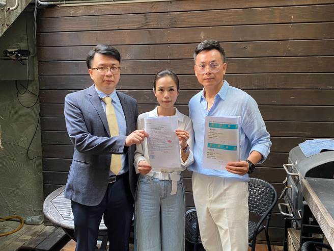 陈霆和妻子及律师召开记者会。（洪秀瑛摄）