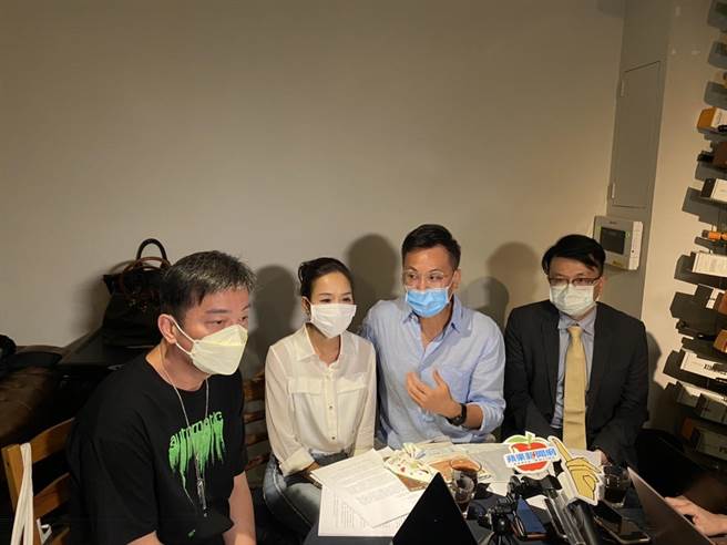 市议员李傅中武（左起）、陈霆妻子陈洁莹、陈霆、律师刘安桓提醒大眾勿受骗。（洪秀瑛摄）