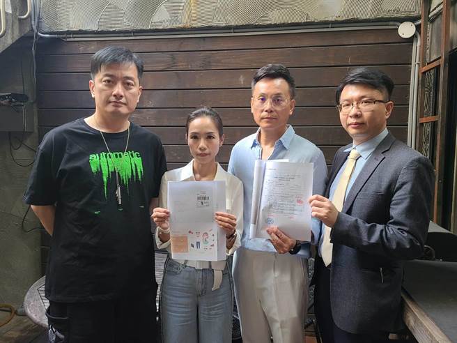 市议员李傅中武（左起）、陈霆妻子陈洁莹、陈霆、律师刘安桓召开记者会。（洪秀瑛摄）