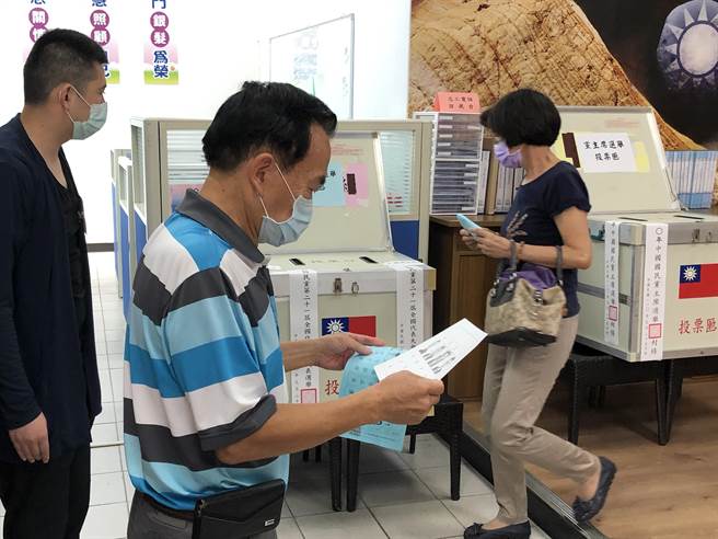 黨主席競爭十分激烈，黨員投票前仔細再看一下。（李金生攝）