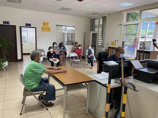 花莲县万荣乡有５个村落没有超商及邮局，警方协助乡民到派出所预订领取五倍券。（花莲县警局提供／王志伟花莲传真）