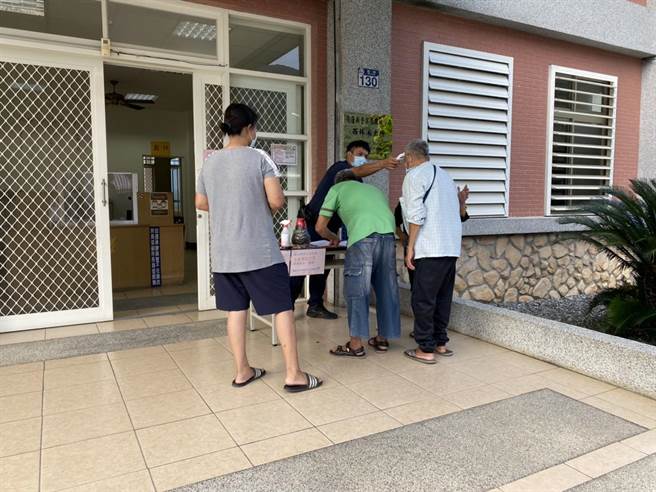 一整天，西林等3个派出所，仍陆续有村民到场登记预订五倍券。（花莲县警局提供／王志伟花莲传真）