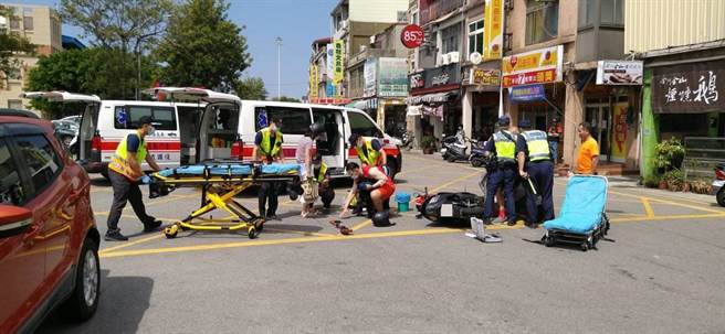 金門金城鎮民族路與西海路口今天上午發生機車相撞，2名騎士均因腳傷送醫的交通事故。（警方提供）
