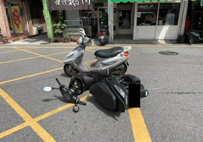 相撞機車倒地輕微受損，2名騎士均因腳傷送醫。（警方提供）