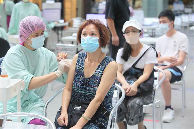 继全台中学生陆续开打BNT后，3族群今（25日）起施打第一剂BNT疫苗，首日民眾接种踊跃。（张铠乙摄）