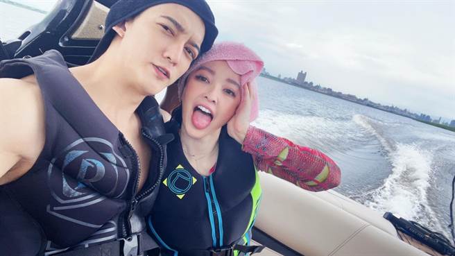 許維恩和王家梁曬恩愛。（維恩原創 ／ 達爾＆麻繩）