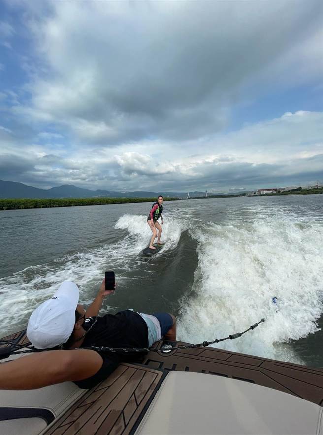 許維恩玩滑水運動。（維恩原創 ／ 達爾＆麻繩）