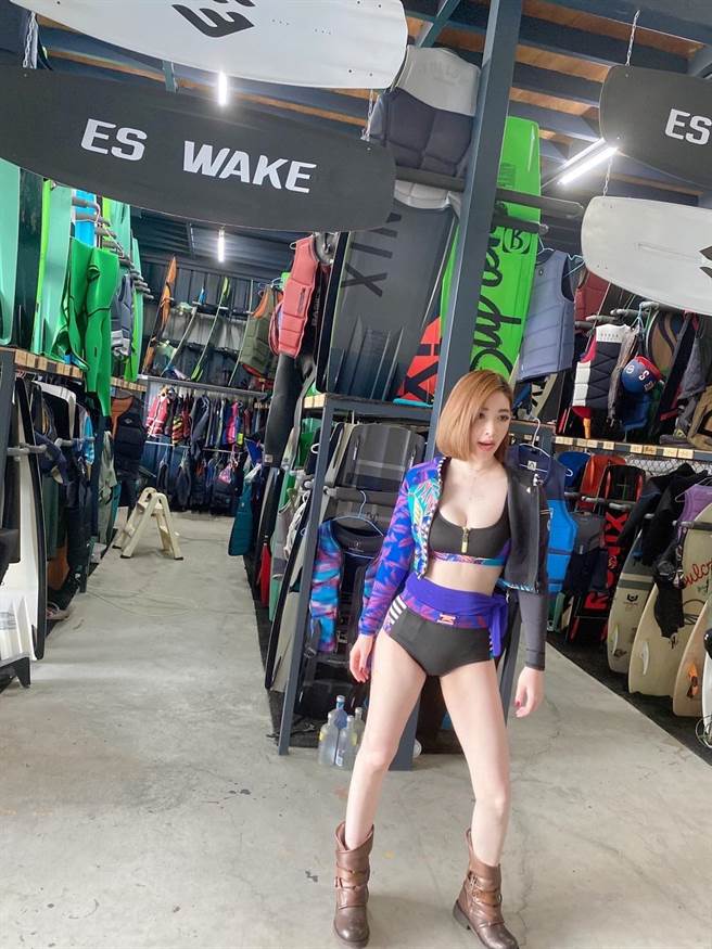 許維恩展露身材。（維恩原創 ／ 達爾＆麻繩）