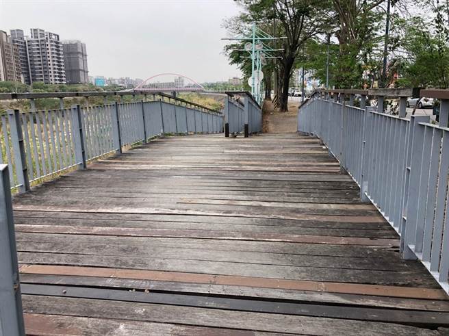 祥顺东路自行车道近太原路3段平台木板铺面损坏，有行车安全问题。（台中市政府提供／张妍溱台中传真）
