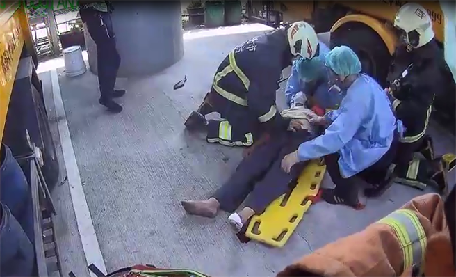 新北市三重區重新橋機車道往三重方向今（25日）中午12時許發生1名77歲騎士因不明原因自撞護欄後，整個人飛出車外墜落橋下受重傷昏迷。(民眾提供)
