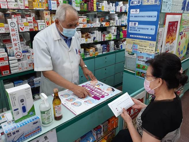 925是国际药师节，台中市政府感谢药师于疫情期间，协助执行各项防疫工作及实名制口罩贩售，为市民健康把关。（台中市政府提供／张妍溱台中传真）