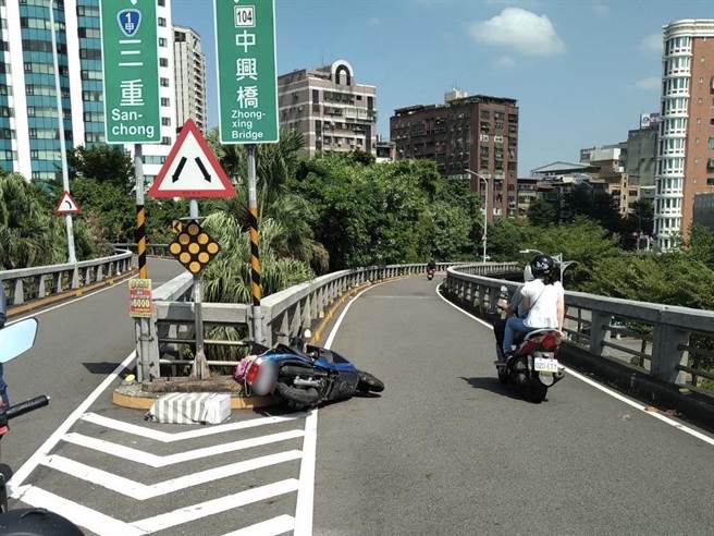 77歲蔣姓男子今（25日）下午1時許，騎機車行經新北市重新橋機車道轉彎處、往三重方向，疑因擦撞分岔處護欄，摔落深約10公尺橋下最後傷重不治。（翻攝畫面）