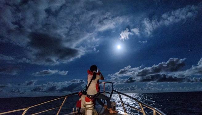 花蓮縣府推動天文旅遊活動，中秋節，與賞鯨業者合作推出航賞星船，從海上賞星觀月不同感受，受到遊客歡迎。（花蓮縣政府提供／王志偉花蓮傳真）