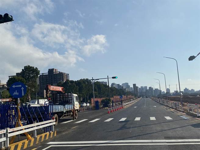 文化北路二段第一階段拓寬工程於24日晚間完成，目前已有雙向各2車道可讓車輛行駛，並同步展開人行道側景觀工程及第二階段中央分隔島增設工程。（新北市工務局提供）