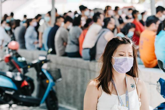 疫情指挥中心考虑松绑部分管制措施，但短期之内，口罩绝对不会拿下。（郭吉铨摄）