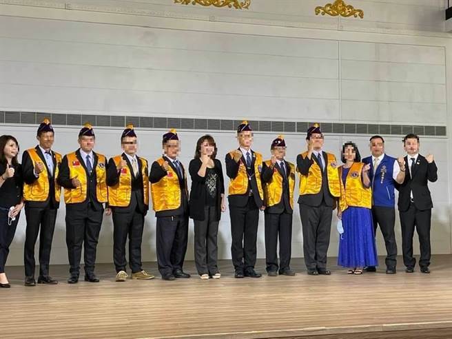 新竹地區獅子會成員上周聚會，拍照時未能全程戴上口罩，衛生局將調查。（擷自臉書／邱立雅竹市傳真）