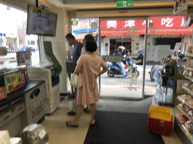今日9时开放预约纸本五倍券，有民眾一早9点就到超商卡位，但人潮却不如预期的多。（黄婉婷摄）