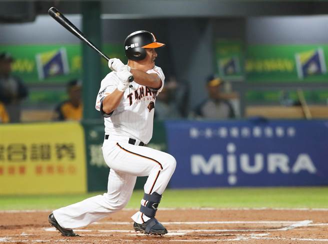 統一獅隊潘武雄日前跑壘時不慎拉傷右大腿。（資料照，中央社）