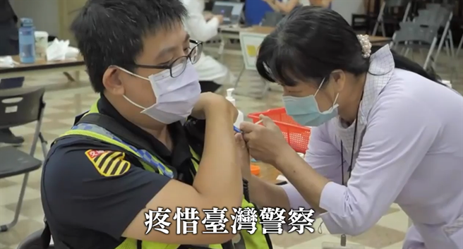 新北警局长黄宗仁在看到亚东医院制作的「绽放-亚东医院用爱融化疫情」MV深受感动，主动用emome简讯发给所有警察同仁。（新北市警察局提供）